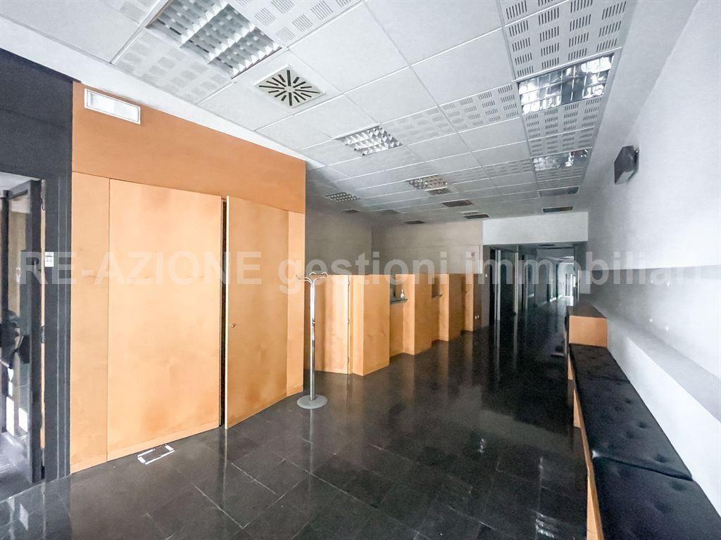 AMPIO SPAZIO COMMERCIALE - FRONTE CORSO GARIBALDI THIENE